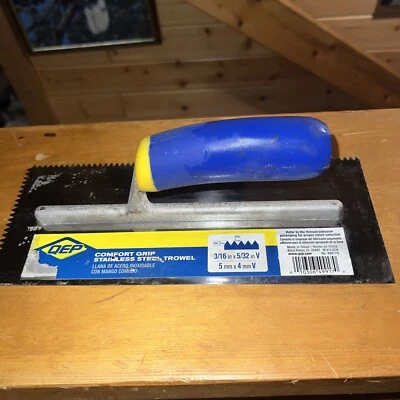 Espátula de aço inoxidável QEP Comfort Grip Pro Preferred 3/16" x 5/32" V 49917Q - Imagem 1 de 4