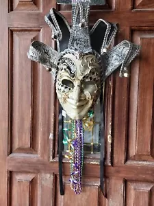 Máscara de bufón Mardi Gras decoración de puerta campanas negras y plateadas tamaño adulto utilería de teatro - Imagen 1 de 7