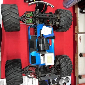Traxxas Tmax V1 Roller - Picture 1 of 5