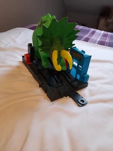 Hot Wheels Smashin' Triceratops Dinosaur City Track Piece - Picture 1 of 3