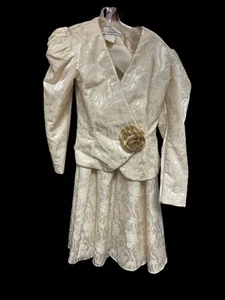 1980er Scott McClintock 2-teiliger elfenbeinfarbener kurzer Rockanzug Größe 4 mit goldener Blumenschleife gebraucht, in einwandfreiem Zustand - Bild 1 von 10