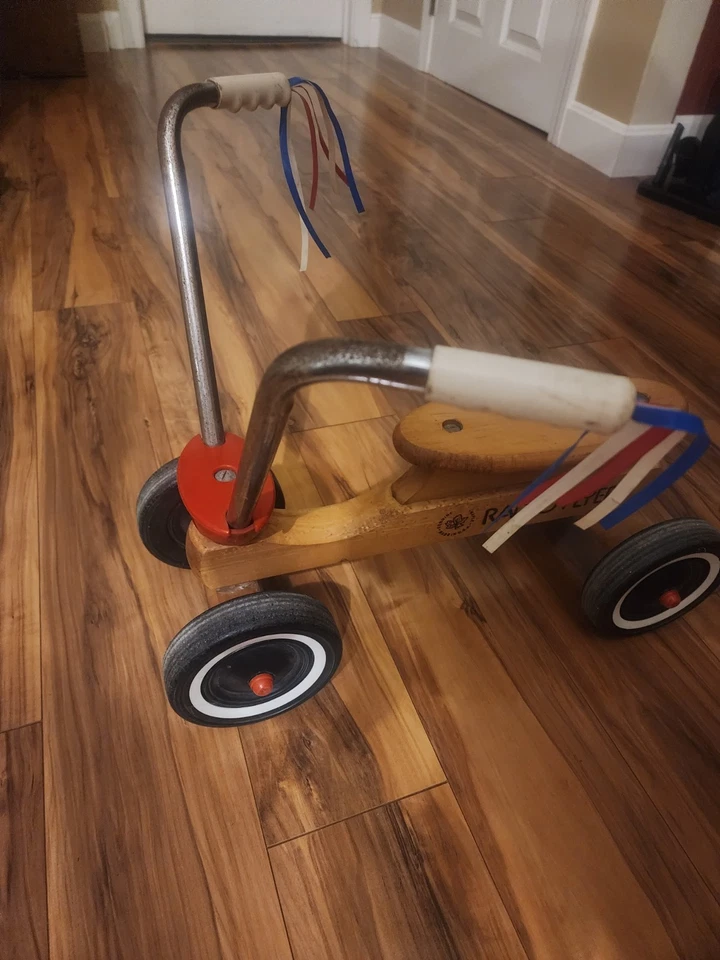 Radio Flyer de colección paseo a lo largo de madera para niños pequeños scooter serpentinas de arce duro. Foto 1 de 4