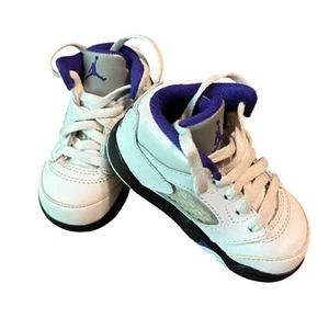 Süße kleine Jordan 5 Retro Basketballschuhe weiß lila Turnschuhe Kleinkind Größe 5C - Bild 1 von 9