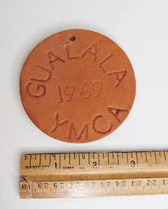 Colgante de cuero, CAMP GUALALA YMCA, CA vintage c. 1969 - Imagen 1 de 2