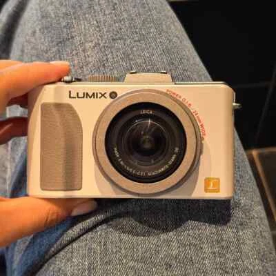 Cámara digital Panasonic LUMIX DMC-LX5 10,1 MP CCD vintage blanca - 90 % nueva Foto 1 de 4