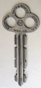 Chiave antica: YALE & TOWNE MFG CO; chiave piatta custodita O #133; Stamford, CT - Foto 1 di 4