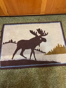 SELTEN ANTIK VOLKSKUNST 1800er WOLLE HAKEN TEPPICH 42"x30 Elch Berge Hütte Dekor - Bild 1 von 9