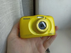 🔥Cámara compacta digital Nikon Coolpix S33 13,1 MP RARA amarilla🔥Juego COMPLETO que funciona - Imagen 1 de 7