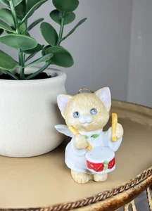 Enesco Ruth Morehead Stechpalme Babes Katze Kätzchen spielt Trommel Ornament Vintage - Bild 1 von 7