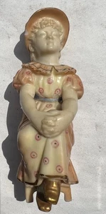 Figura James Hadley Royal Worcester de niña sentada Kate Greenaway, c 1890 - Imagen 1 de 9
