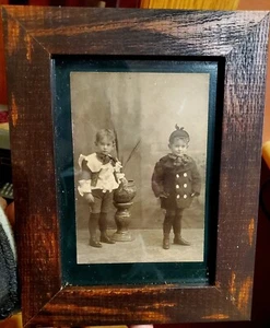 ANTIKES VINTAGE PORTRÄT EINES JUNGEN IN EINEM 9" X 7" BARNWOOD RAHMEN - Bild 1 von 3