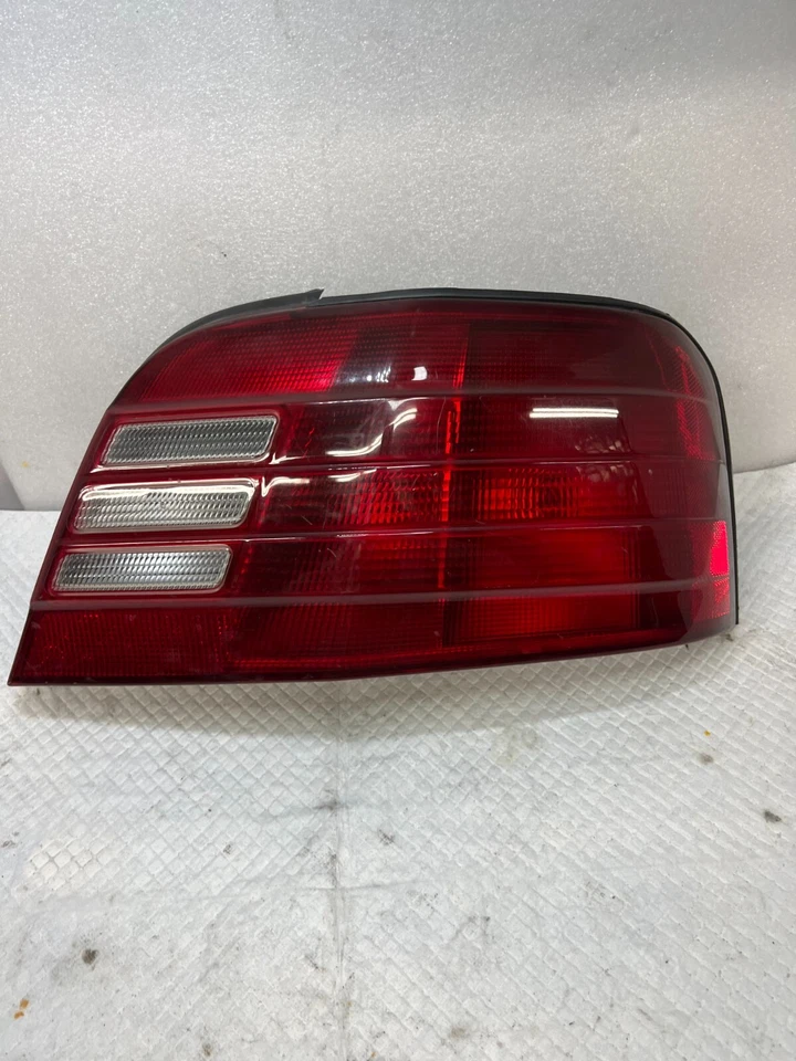 Luz trasera Mitsubishi Galant 1999 lado del pasajero derecho RR Stanley OEM (E-35) Foto 1 de 4