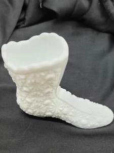 Zapato Bota Decorativo Victoriano Pequeño Vidrio Leche Margarita Y Botón Vintage Fenton - Imagen 1 de 6