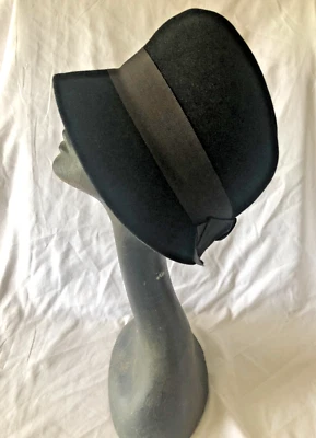 Original Antique 1920s French Black Felt Cloche Hat with Grosgrain Ribbon 57 cms - Image 1 of 4
