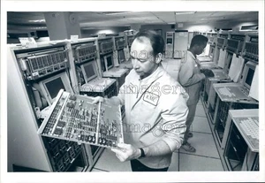 1994 Press Photo EMC Corporation Workers Hopkinton Massachusetts - Picture 1 of 2