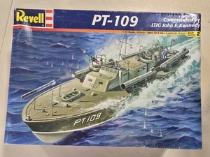 Revell PT-109 Commanded by LTJG John F. Kennedy 1/72 nuovo con scatola model kit Sullys  - Foto 1 di 5