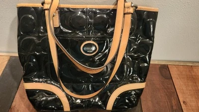 Bolso de mano Coach Peyton de cuero en relieve negro  Foto 1 de 4