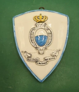 Vintage Crest Regimento Cavalleggeri di saluzzo ALLA VITTORIA SON GUIDA ED ALL'O - Imagen 1 de 2
