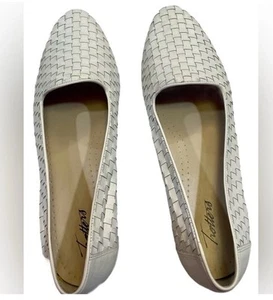 Trotters Women's Basket Weave Liz Loafers Size 11Medium Leather White Slip-On - Picture 1 of 9