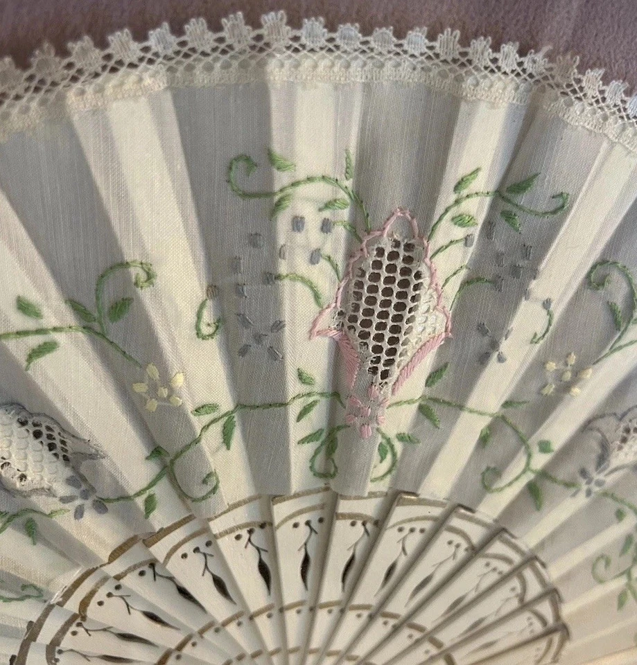 Antiguo abanico victoriano de encaje caja de sombra enmarcado pintado a mano bordado de colección Foto 1 de 4