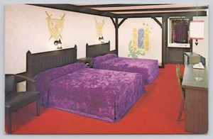 Postal publicitaria Knights Inn Old English Atmosphere habitaciones camas dobles moradas - Imagen 1 de 2