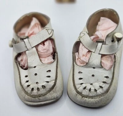 Zapatos para niños pequeños vintage con correa en T blancos recortados con botones Foto 1 de 4