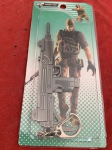 CROSS FIRE COMBAT PISTOL RIFLE MACHINE GUN METAL MINIATURE KEYRING NEW IN BOX - Picture 1 of 8