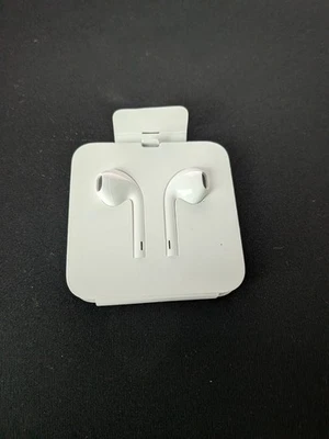 Auriculares Apple EarPods con conector Lightning en el canal auditivo - blancos Foto 1 de 2