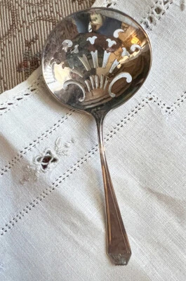 LADY BALTIMORE por WHITING STERLING BON BON o cuchara NUT 4 5/8" circa 1910 Foto 1 de 3