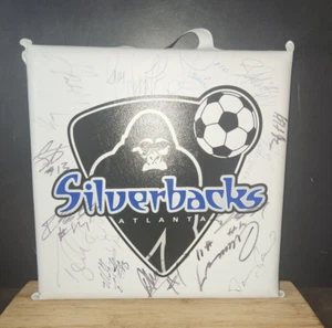 Sedile stadio calcio firmato autografato squadra ATLANTA Silverbacks. Logo defunto - Foto 1 di 3