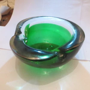Cendrier de verre rond en vert - Bild 1 von 1
