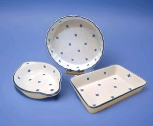 Tarta pequeña azul y blanca, pan y cazuela vintage - Imagen 1 de 17