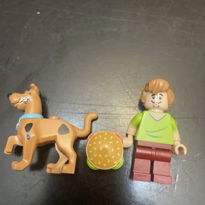 LEGO Scooby-Doo Minifigures Scooby Doo and Shaggy Plus Burger - Picture 1 of 2