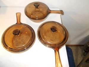 Vintage Corning Vision Ware Amber .5L Small Sauce Pans with Lids USA Set of 3! - Imagen 1 de 2