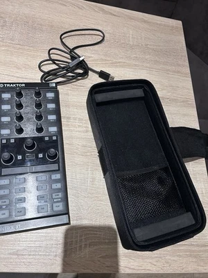 Native Instruments Traktor Kontrol X1 MK2 DJ Controller - Schwarz (22494) - Bild 1 von 3