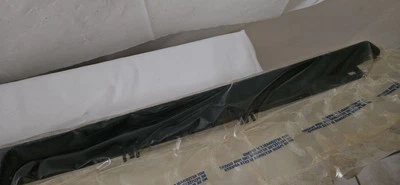 GM OEM NOS 10245646 Tira de sellado puerta delantera Wdo Out 1984-1996 Chevrolet Foto 1 de 4