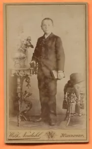 CDV Hannover, Deutschland, Porträt eines Jungen, von Nordahl, um 1890er Jahre Hintergrundstempel - Bild 1 von 3