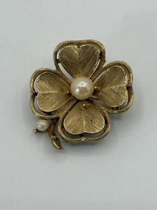 VINTAGE Signed Lisner Gold Tone Center Faux Pearl Flower Brooch / Pin - Picture 1 of 6