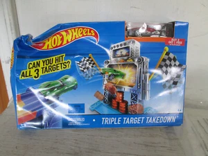 Hot Wheels Triple Target Takedown, Track & Car New, Damaged Box - Picture 1 of 4