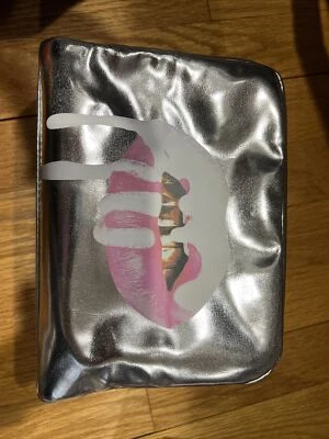 Auténtica bolsa de maquillaje Kylie Cosmetics plateada nueva Foto 1 de 2
