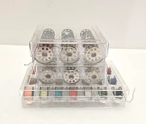 Lote de 45 bobinas de máquina de coser de metal en 3 estuches de almacenamiento de plástico vintage - Imagen 1 de 7