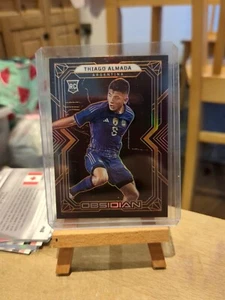2022-23 Panini Obsidian THIAGO ALMADA/40 Rookie orange elektrische Ätzung Argentinien - Bild 1 von 2