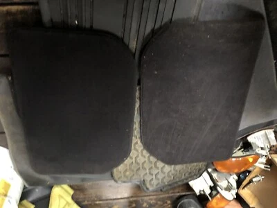 Alfombrillas traseras BMW E38 1995-2001 7 Series 740i originales OEM NEGRAS - ¡bonitas! Foto 1 de 2