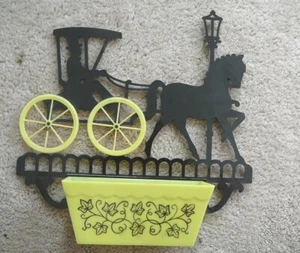 DE COLECCIÓN AÑOS 50 SILUETA DE PLÁSTICO NEGRO Y AMARILLO MACETA DE PARED HOMBRE Y UN CABALLO BUGGY - Imagen 1 de 3