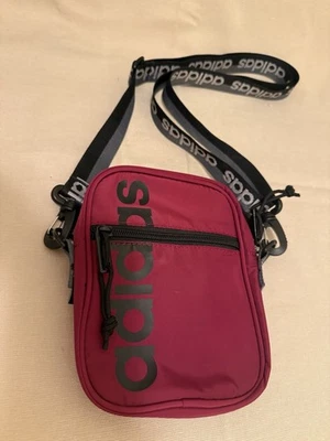 Bandolera Bolso de Hombro Adidas Magenta 7”x5” Bolso Nuevo Sin Etiquetas Foto 1 de 3