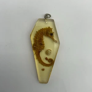 Vintage Resin Sea & Shell  Pendant 1960s Lucite Amber - Picture 1 of 5