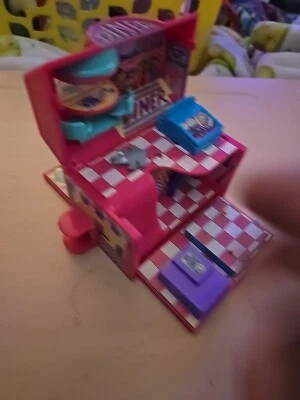 Pound Puppies Diner set w/1 Figure 1995 Galoob Kibble Korner Polly Pocket Size - Image 1 of 4