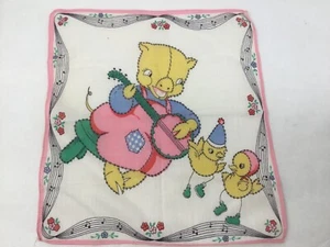 Vintage Taschentuch Schwein spielt Banjo auf Hocker 2 tanzende Küken Musik Noten Blumen - Bild 1 von 2