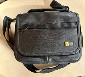 Case Logic CD Walkman Kamera Tragetasche Tasche schwarz Vinyl mit Gurt 10x7,5x4 - Bild 1 von 4