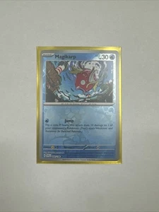 Tarjeta Pokémon Magikarp 044/198 Holograma Inverso Escarlata y Violeta - Casi Nueva - Imagen 1 de 3